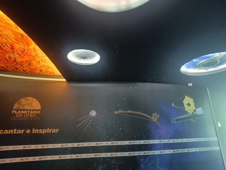 Constelação berimbau no centro, satélite Sputnik no canto direito e telescópio James Web na esquerda
