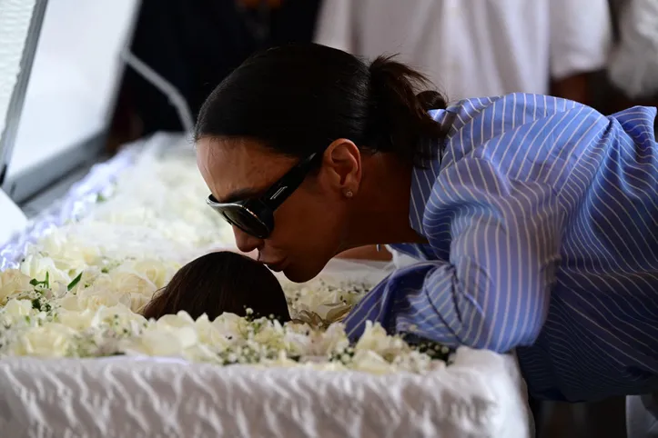 Imagem ilustrativa da imagem Ivete Sangalo 'conversa' com Preta Gil em momento íntimo no velório