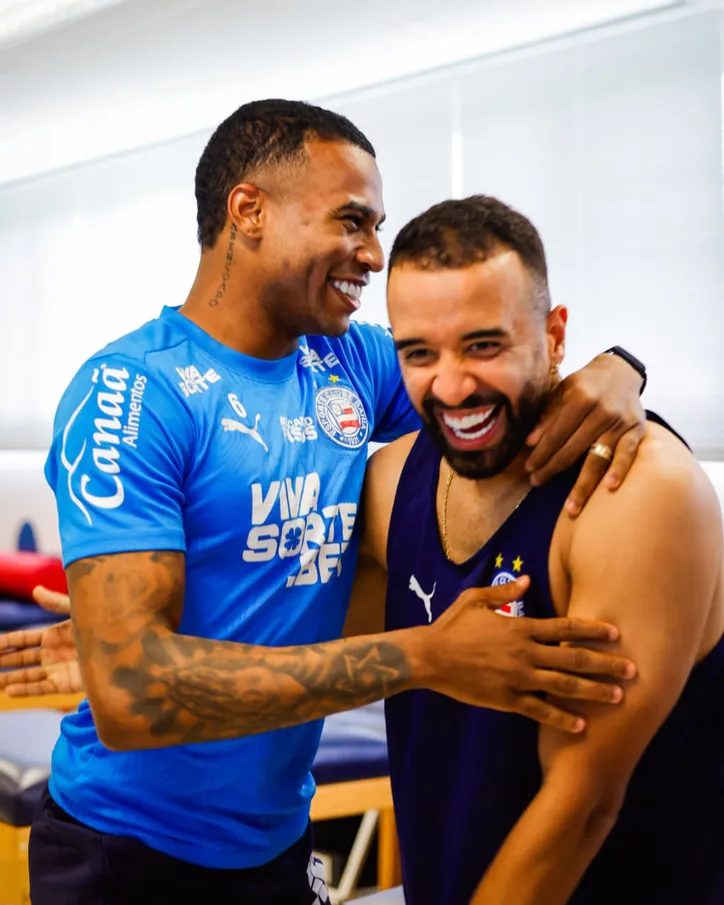 Jean Lucas comemorando com Caio Alexandre
