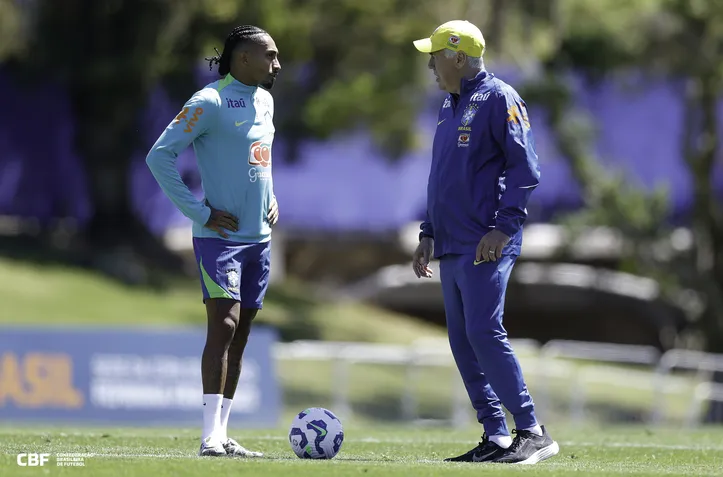 Carlo Ancelotti orienta Raphinha em treino