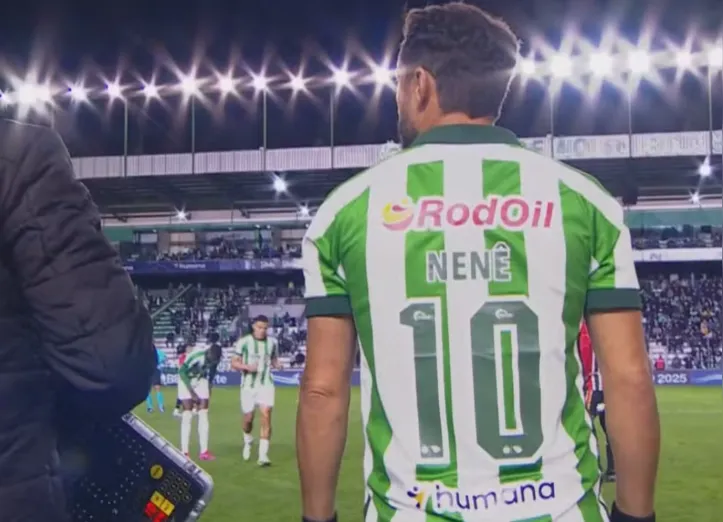 Nenê, meia do Juventude, faz história ao entrar em campo aos 44 anos e se torna o jogador de linha mais velho a atuar na Série A, superando Zé Roberto no ranking.
