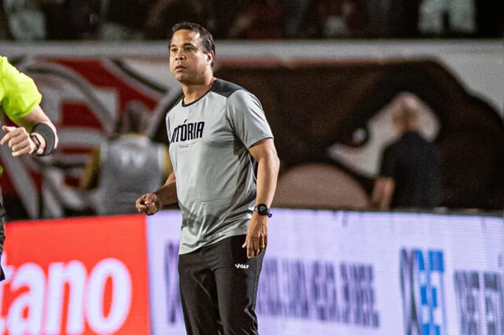 Rodrigo Chagas à beira do gramado
