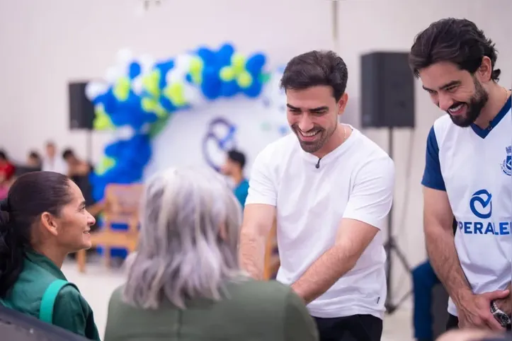 Prefeito Junior Marabá (PP), ao lado do secretário de Saúde, Pedro Henrique Ribeiro, em visita a unidade hospitalar