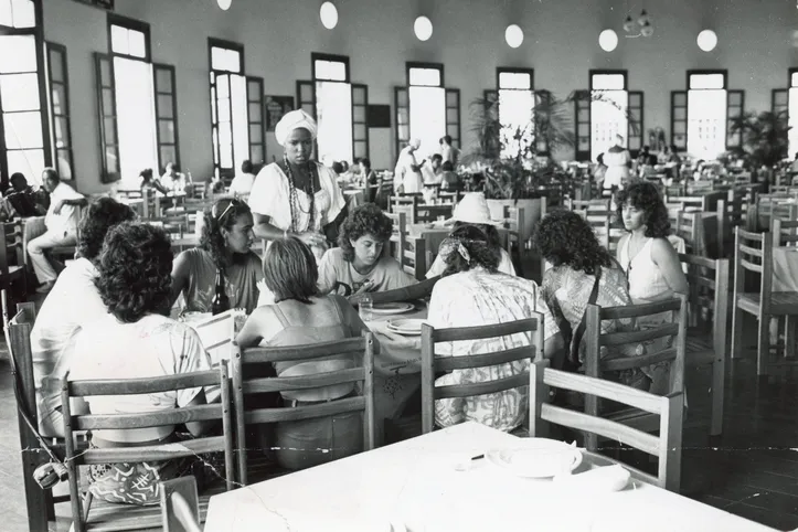 O Restaurante Maria de São Pedro está na Varanda do Mercado Modelo desde os anos 1970. Antes começou na Feira do Sete, em 1925