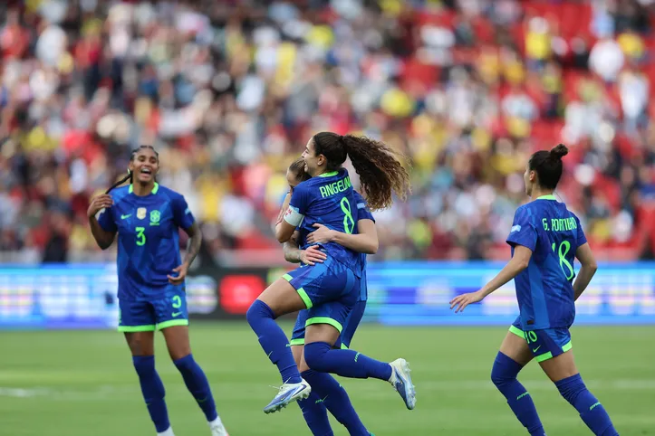 Jogadoras brasileiras comemoram gol de Angelina