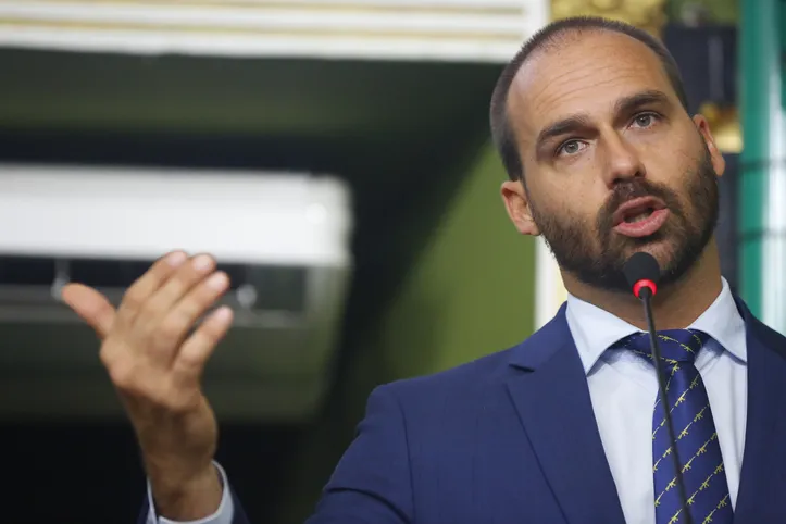 Relatório mostrou que Eduardo Bolsonaro (PL-SP) enviou mensagens conflituosas para Jair Bolsonaro