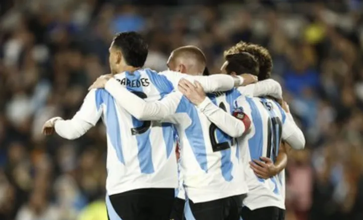 Jogadores da Argentina comemorando gol marcado por Messi