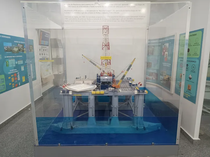 Maquete de plataforma de petróleo