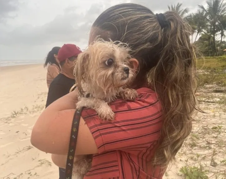 Cachorro, que pertencia a Mariana, foi encontrado ao lado dos corpos