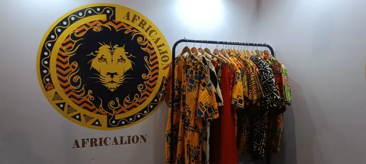 Imagem ilustrativa da imagem Moda no INDEX: marca baiana aposta em couro, búzios e tecido africano