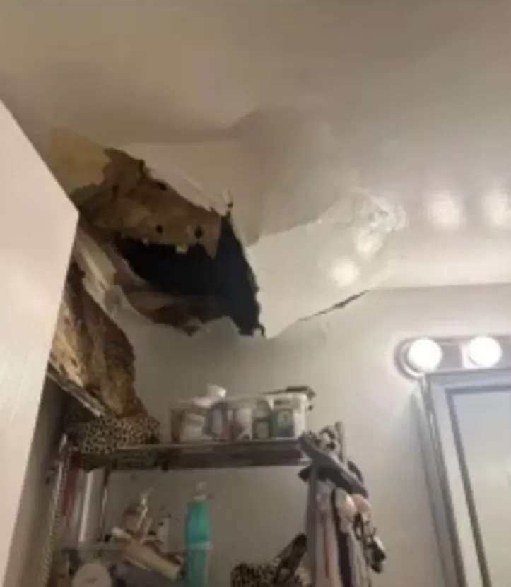 Carolyn mostra como ficou seu teto após ele desabar