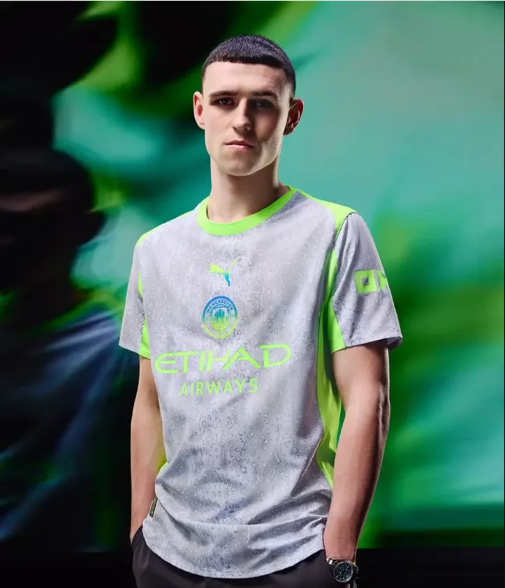 Imagem ilustrativa da imagem Não é só no Bahia! Torcedores do City criticam nova camisa da Puma