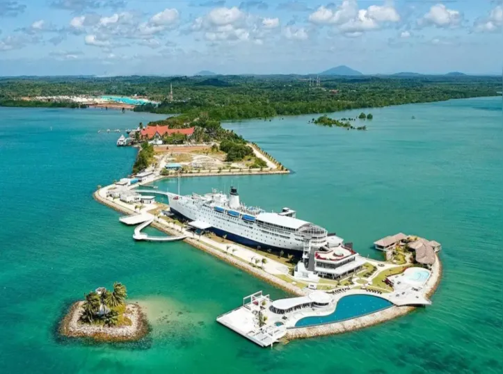 Imagem ilustrativa da imagem Navio de guerra ganha reforma e vira hotel milionário em Singapura
