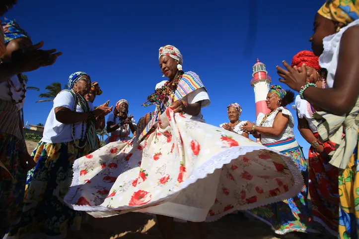 Integrantes do grupo cultural As Ganhadeiras de Itapuã no Farol de Itapuã