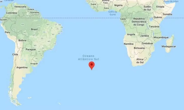 Localização da ilha no meio do Oceano Atlântico
