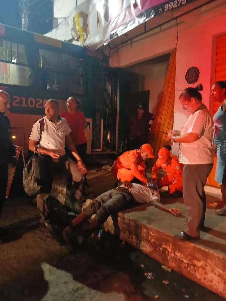 Imagem ilustrativa da imagem Ônibus bate em prédio e deixa 12 feridos em Salvador; veja vídeo