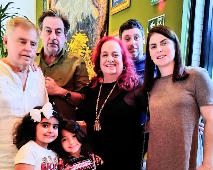 Ethel Baratz com a família durante a celebração de aniversário no Bistrô Trapiche Adega