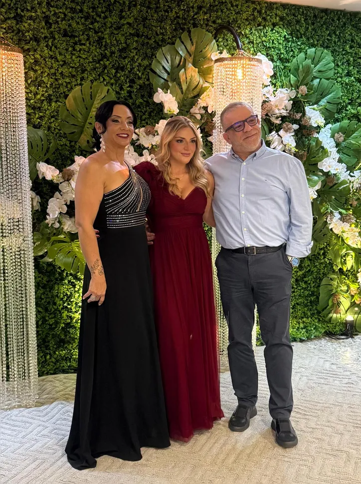 Letícia celebra formatura em Odontologia e se torna cirurgiã-dentista