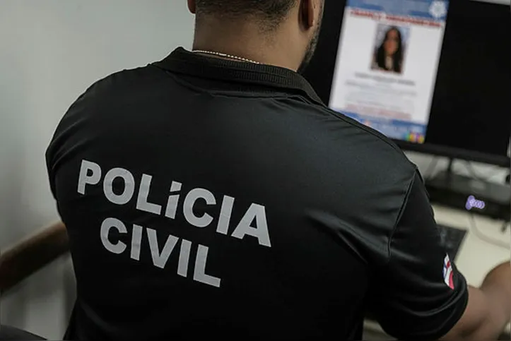 O homem pode indiciado por homicídio triplamente qualificado, segundo a delegada responsável pelo caso