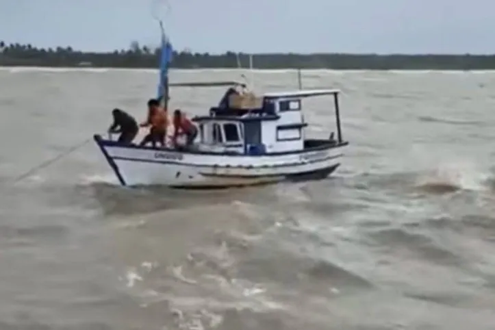 Pescadores foram encaminhados para uma unidade de saúde após o resgate