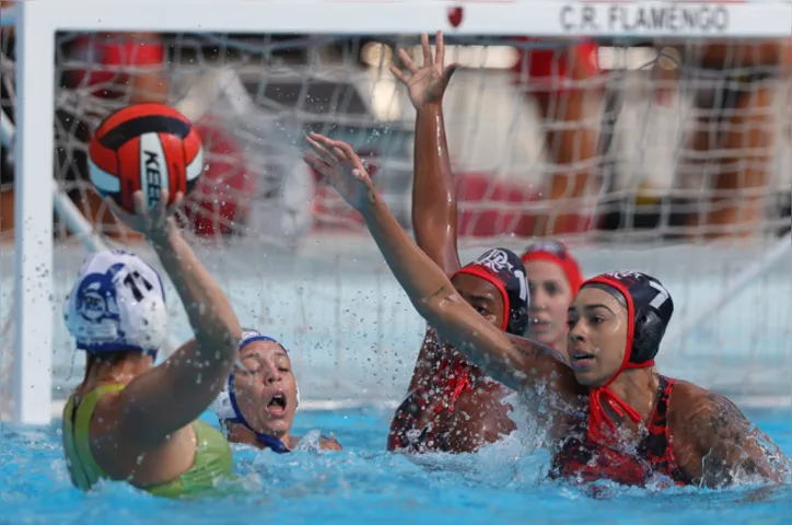 Equipes femininas de polo aquático