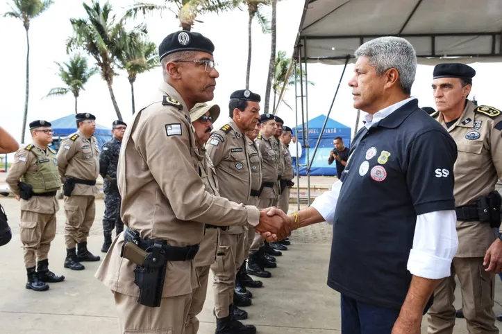 Jerônimo marcou presença na entrega de 120 viaturas à PM-BA