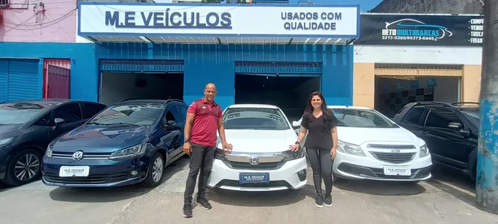 Casal e proprietários da M.E Veículos, Carolina Lopes e Igor Moreira
