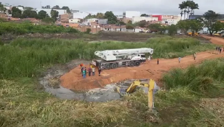 Imagem ilustrativa da imagem Prefeitura de Seabra é acusada de crime ambiental após escavadeira afundar