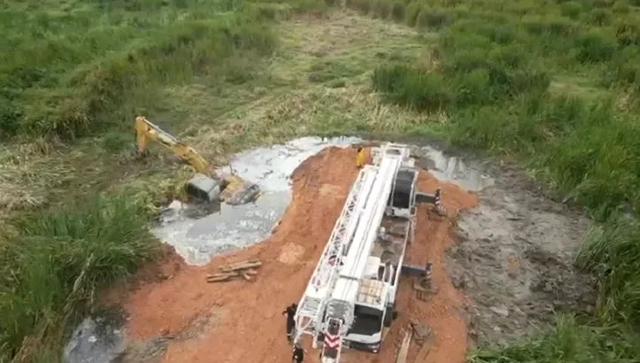 Imagem ilustrativa da imagem Prefeitura de Seabra é acusada de crime ambiental após escavadeira afundar