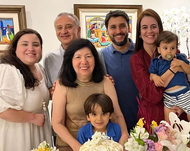 Edna e Cícero Sena celebraram em clima familiar com os filhos Tiago, Carol e a nora Carol, e a alegria dos netos Felipe e Rafael