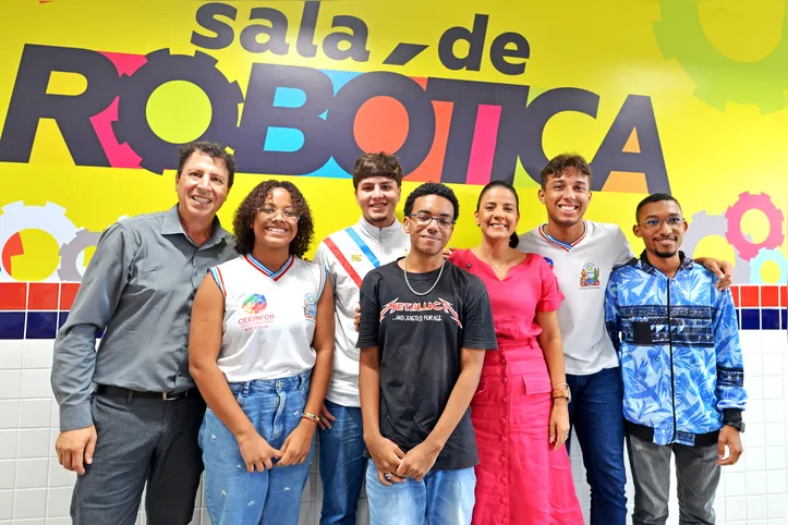 Entrega kits de robótica para rede estadual de ensino no Ceeifor Mãe Stella
Na foto: Rowenna Brito,  secretária estadual de educação com alunos do Ceeifor Mãe Stella na sala de robótica. 
Foto: Shirley Stolze/ Ag A TARDE 
Data: 03/09/2025