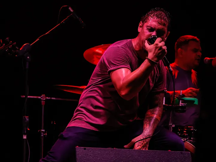 RT, vocalista da Ultra Bomb, em show no Sesi
