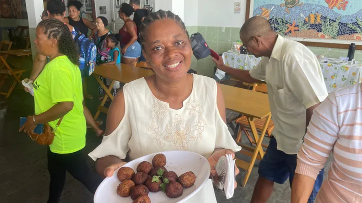 Rosana mostra o bolinho de sardinha que fez