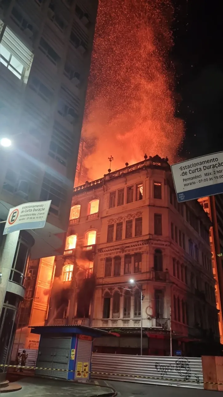 Imagem ilustrativa da imagem Quatro prédios são atingidos por incêndio de grandes proporções no Comércio
