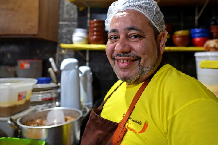Márcio, além de filho de dona Suzana, é o chefe de cozinha do RéRestaurante