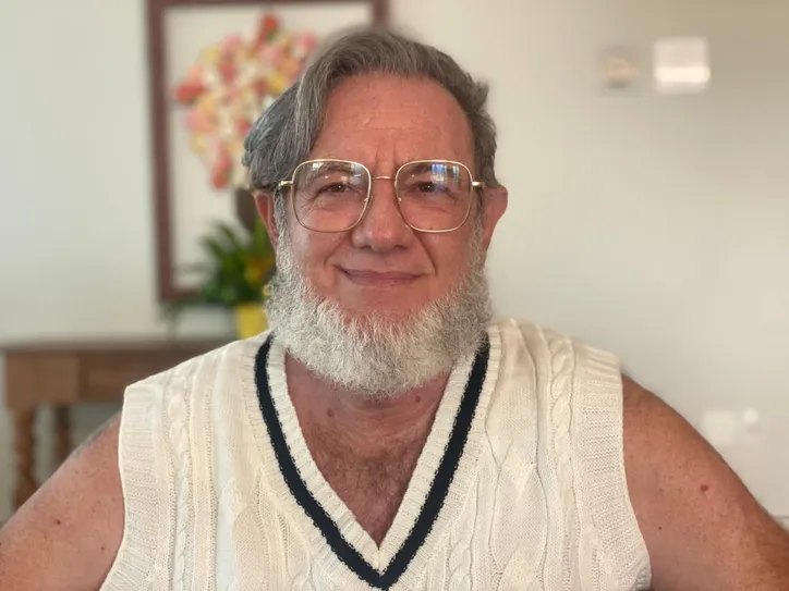 Nilton Milanez é professor pleno na UNEB, escritor e tradutor