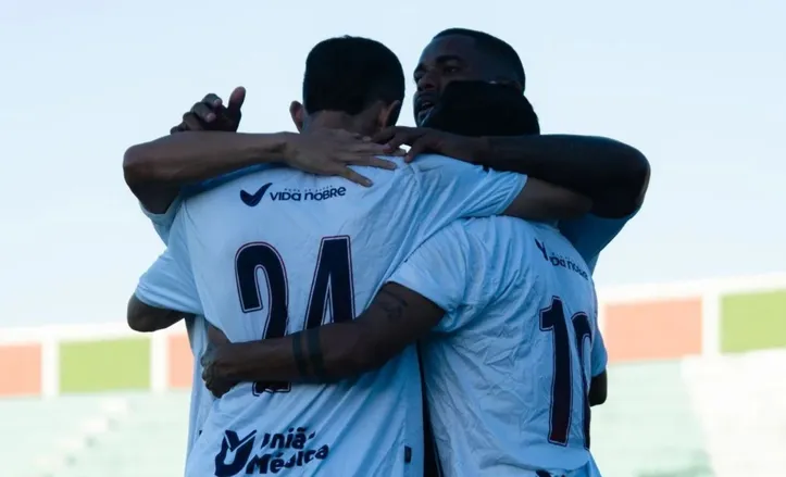 Jogadores do Bahia de Feira celebrando vitória no jogo de ida