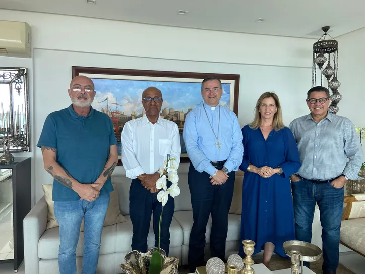 Monica e Marcelo Sacramento recebem o Cardeal D. Américo Aguiar
em Salvador