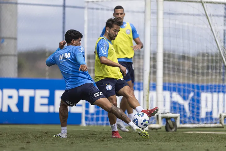 Éverton Ribeiro disputa bola com Cauly no treino