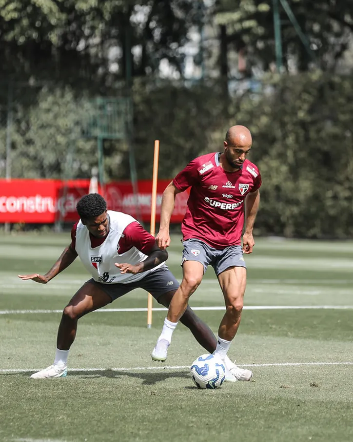 Lucas Moura deve ter minutos contra o Vitória