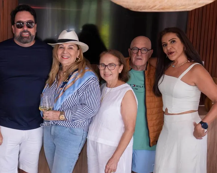Kátia Silva em clima de festa ao lado de amigos durante animada
celebração