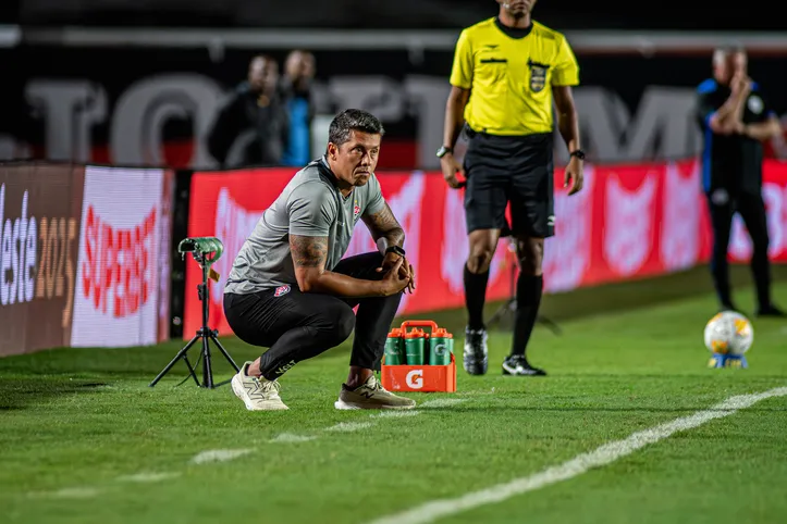 Thiago Carpini foi muito cobrado nas arquibancadas do Barradão