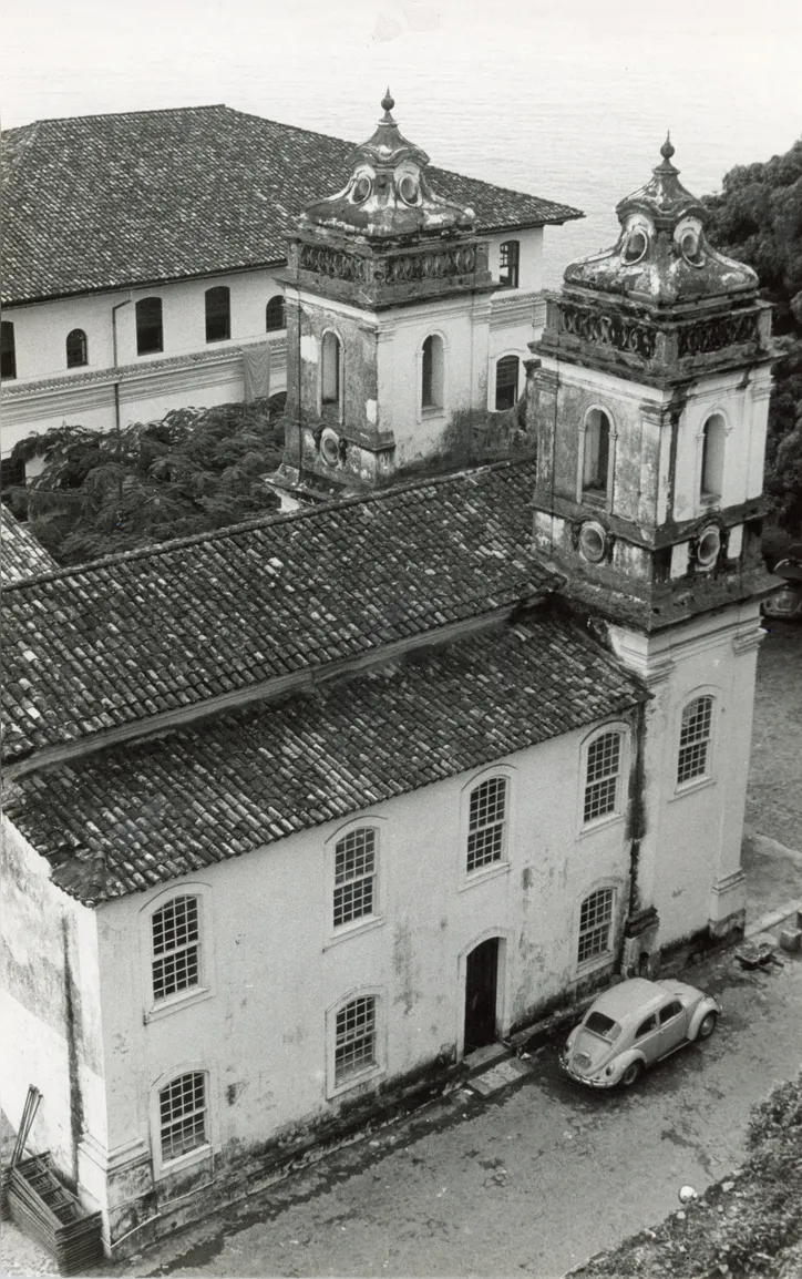 Fachada lateral da Capela do Unhão mostra as duas torres sineiras do templo, um sinal de poder econômico colonial