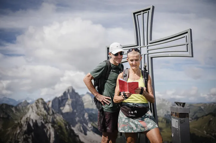 Patrick e Cathy, ambos com 58 anos, leem o caderno do “Tinder das Montanhas”