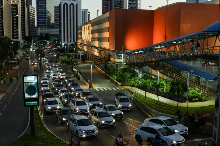 Imagem ilustrativa da imagem Trânsito lento na região do Salvador Shopping é alvo de reclamações