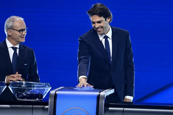 Kaka sorteando a fase de liga da Champions League