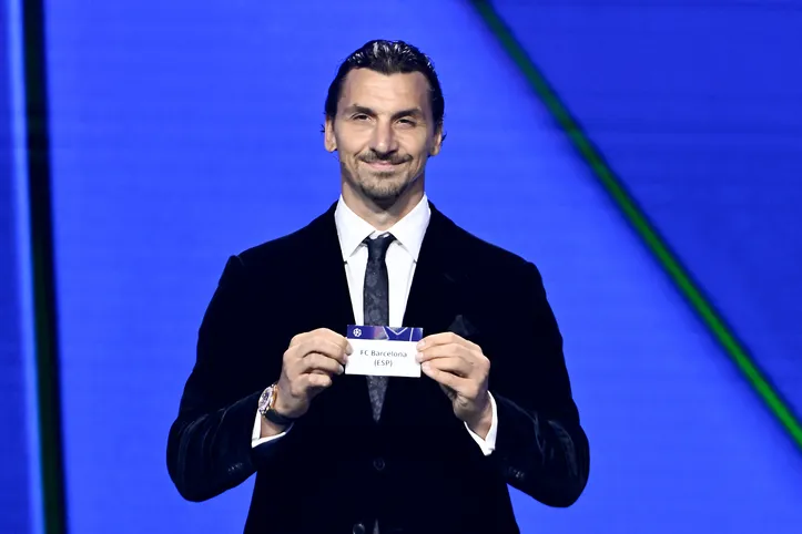 Ibrahimovic sorteando a fase de liga da Champions League