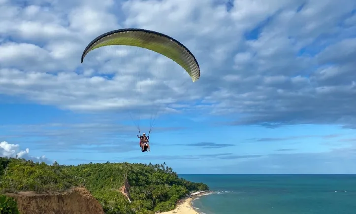 Passeio de parapente proporciona visulização deslumbrante do Monte Pascal