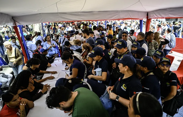 Multidão fez fila para tentar se alistar às forças armadas