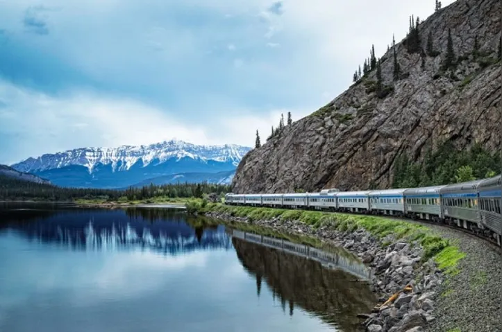 Roteiro que passa pelas montanhas rochosas canadenses
